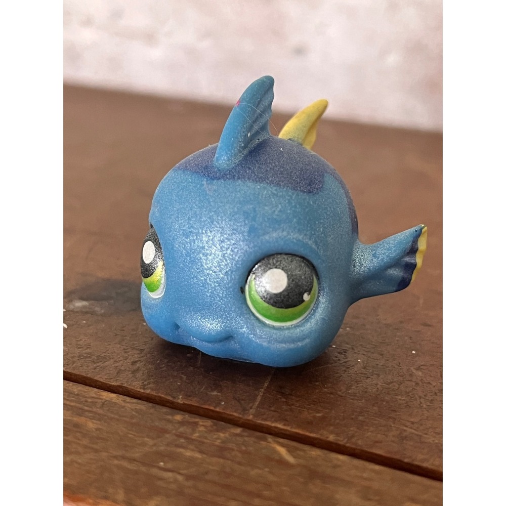 LPS Littlest Pet Shop #327 Blue Fish Yellow Fin Green Eyes